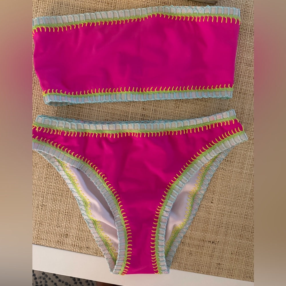 Platinum inspired by Solange Ferrarini Crochet
Bikini Top and bottom